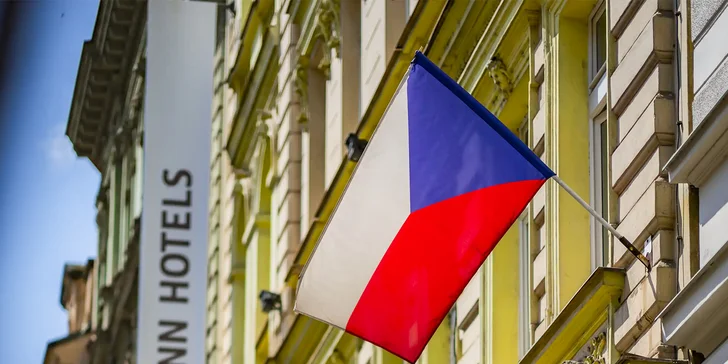 Hotel sídli v budove zo 17. storočia na Legerovej ulici na Novom Meste.