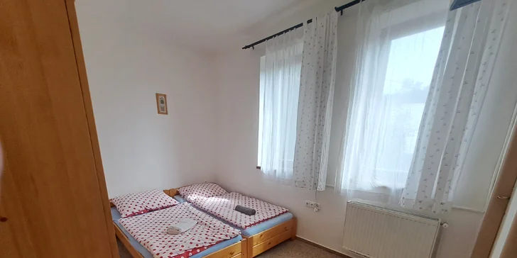 Ve společenské místnosti jsou k dispozici deskové hry, knihy, časopisy a hračky pro děti. Je tu také televize se satelitem a DVD přehrávačem. 