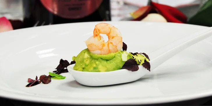 Amuse bouche: avokádová pěna s koriandrem a chilli, kreveta a sakura