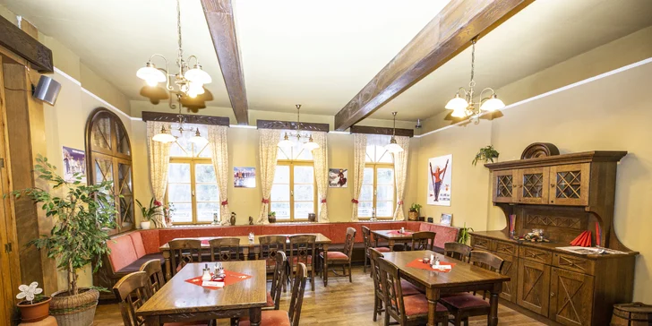 V hotelové restauraci Republika 1920 si můžete pochutnat i na à la carte pokrmech. 