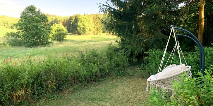 Zahrada zve ke grilování, opékání na ohništi nebo třeba k partičce karet na venkovním posezení.