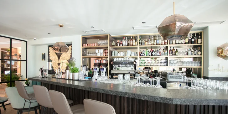 V hoteli nájdete aj Hof Bar, kde vám namiešajú obľúbený drink alebo nalejú pohár vína.