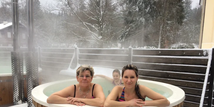 Každý deň si môžete zaplávať v vyhrievanom hotelovom bazéne, denne potom máte 1 hodinu na to, aby ste si užili vonkajší sudový Thermal Park.