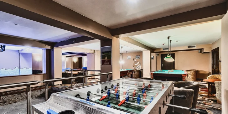 V baru si zahrajete billiard, bowling nebo virtuální golf.