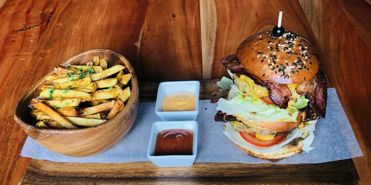 V rámci degustační večeře si vychutnáte polévku dle menu, burger s hranolky nebo vepřovou panenku a nebude chybět ani dezert.
