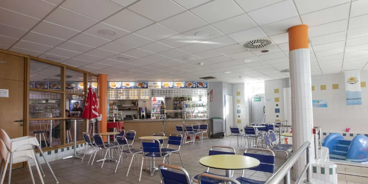Součástí areálu je i restaurace. 