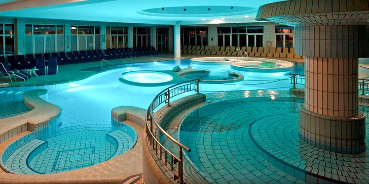 V ceně je také jeden vstup do wellness v hotelu Habakuk, kde vás čekají bazény s termální vodou.
