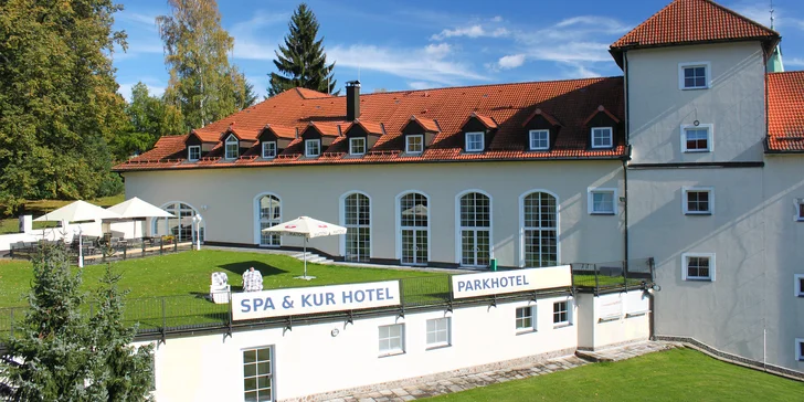 Hotel obklopuje energetický a meditační park. 