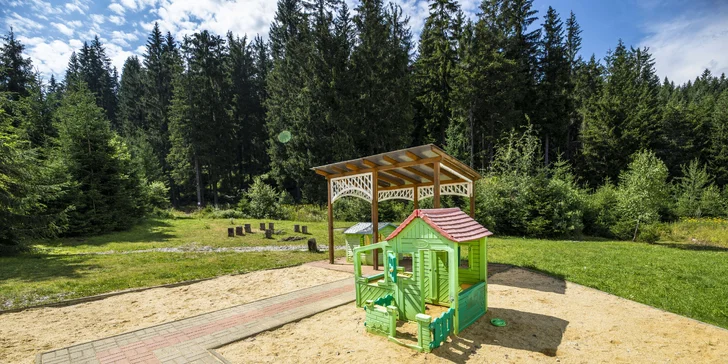 U hotelu je hřiště s pískovištěm a trampolínou. 