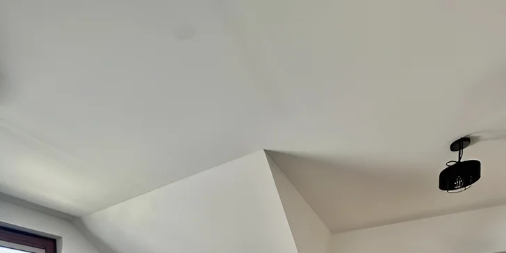 Na 1. poschodí sa potom nachádza priestranná spálňa so 4 lôžkami a balkónom s výhľadom na okolitý les.