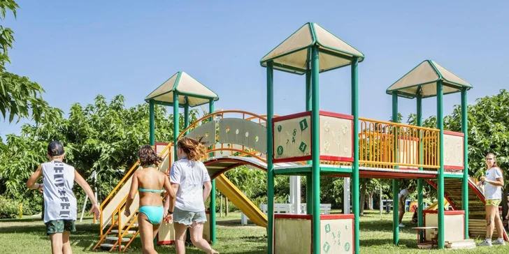 Děti se zabaví na dětském hřišti, v baby klubu, miniklubu či junior klubu.