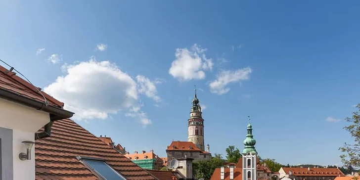Na terase si vychutnáte šálku kávy aj s výhľadom na zámok. 