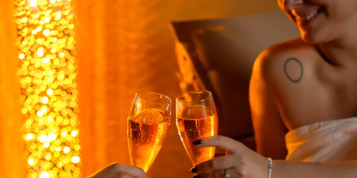 Doprajte si flašu bieleho alebo ružového vína a dotvorte si wellness zážitok príjemnou atmosférou.