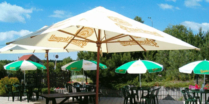 Součástí restaurace je i příjemná zahrádka.