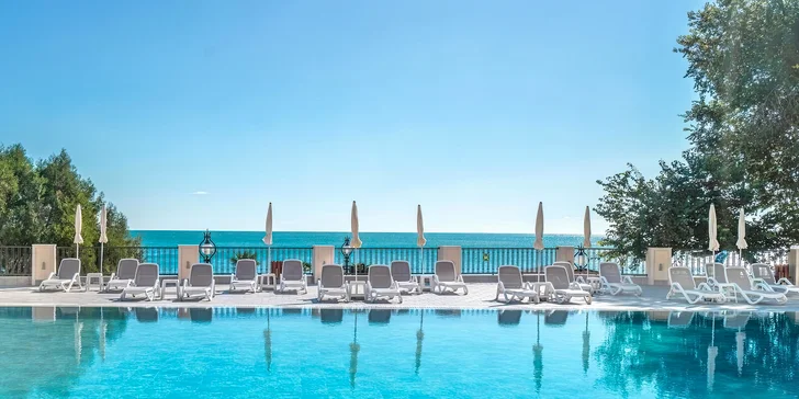 Grifid Hotel Vistamar leží přímo na vyhlášené pobřežní promenádě Zlatých Písků.