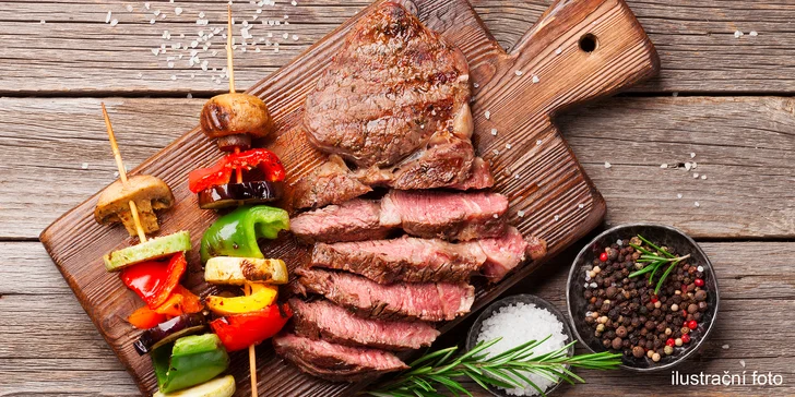 500 g šťavnaté krkovičky pro 2 osoby + kukuřičné klasy a dva druhy omáček