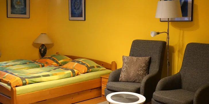 Izby tu majú dve aj viac postelí, pokojne teda príďte v páre alebo rovno s celou rodinou.