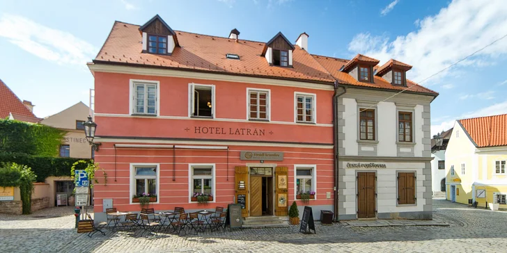 Romantika v Českém Krumlově: designový hotel v centru, snídaně a tříchodová večeře
