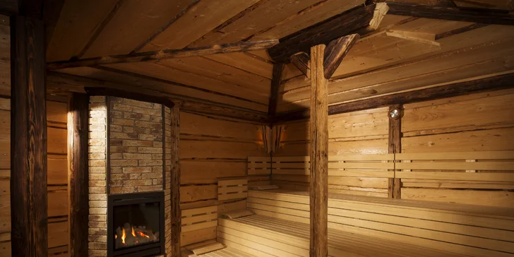 V ceně máte neomezený vstup do wellness. Je tu bazén, aroma, finská a bylinná sauna, parní lázeň a ochlazovaní bazének