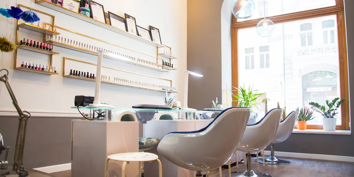 Salon se nachází ve Vojtěšské ulici, kousek od Mánesa. 
