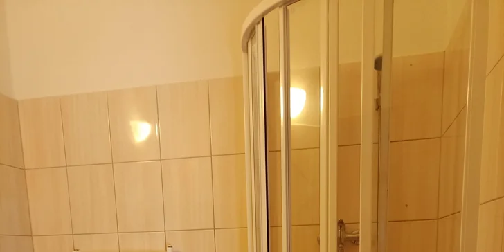 Samozřejmostí je samostatná koupelna se sprchovým koutem.