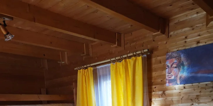 V chatě najdete i místo pro společné posezení vč televizu