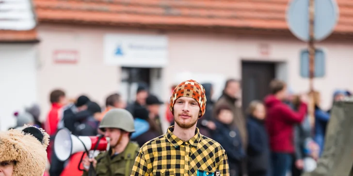 O vtipné masky není nouze.