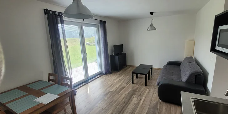 V hlavní obývací části máte rozkládací pohovku, v apartmánu se tak pohodlně vyspí až 4 osoby. 
