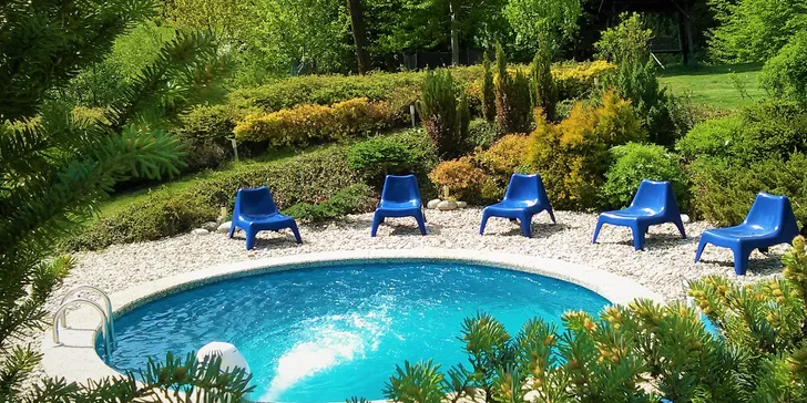 Kopulí krytý, venkovní, vyhřívaný bazén s protiproudem - bazénová sezona končí 1. října - garantujeme teplotu vody 30°C