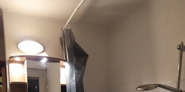 Koupelna má vanu.