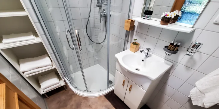 Samozřejmostí je koupelna se sprchovým koutem a toaletou, najdete tu i ručníky, župany a přírodní kosmetiku.