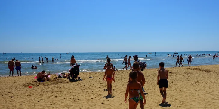 Užijete si skoro 8 km dlouhou písečnou pláž s pozvolným postupem do moře.