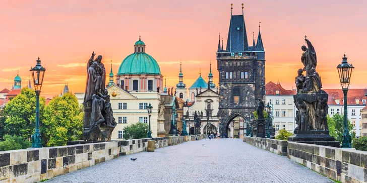 Na Karlov most odtiaľto dôjdete pešo asi za 20 minút.
