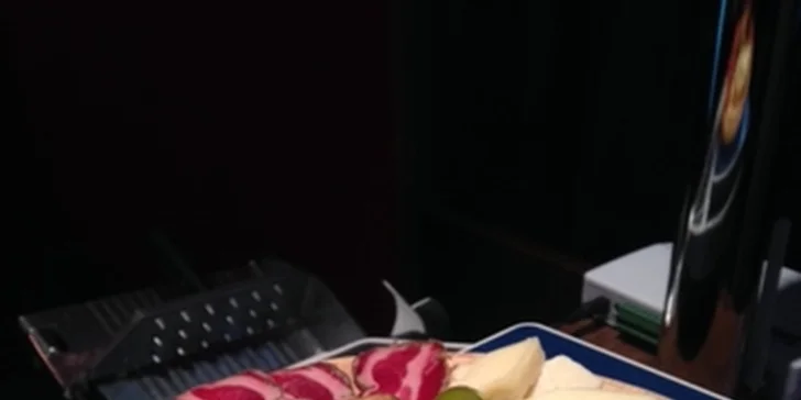 Na dřevěném tácu dostanete znamenité italské salámy, ovčí sýry, olivy a další pochutiny.