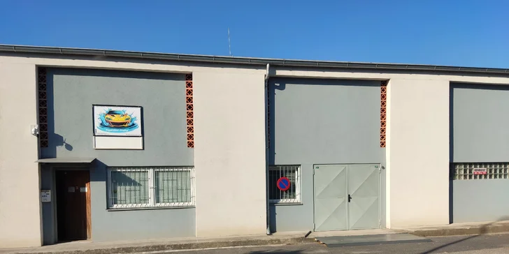 Během této doby vám auto kompletně vyluxují, umyjí okna, vytepují nebo vyčistí sedačky (dle varianty a materiálu interiéru) a péči věnují i plastovým částím interiéru.