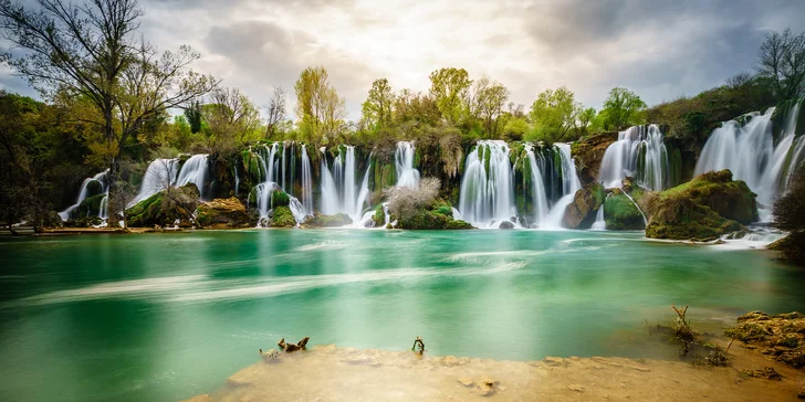 Uvidíte památky UNESCO, přírodní park i fascinující vodopády na řece Kravica, kde se také vykoupete.