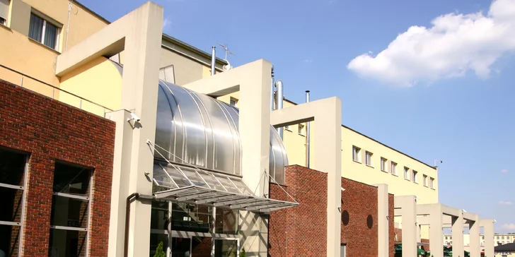 Hotel leží přímo na břehu řeky Bobrówky, podél jejíhož toku můžete vyrazit na obhlídku okolí. 