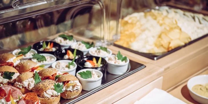 Voucher platí na celé menu, a to včetně nápojů, vína nebo třeba snídaňového bufetu.