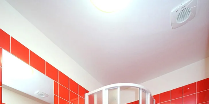 Pokoj má vlastní sociální zařízení s toaletou a sprchou. 