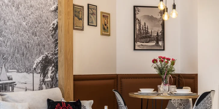 Jedálenské posedenie v apartmáne Royal Giewont SPA.