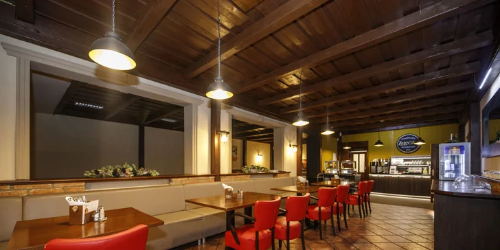V menu restaurace je třeba moravská česnečka, pečená vepřová žebra nebo svíčková.