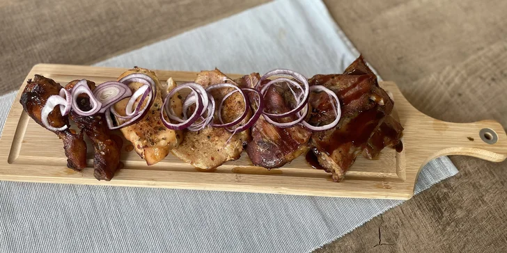Postupně zakrojíte do sous vide steaku z vepřové kotlety i marinované krkovice se slaninou a kuřecího prsa plněného rajčaty. A to se ještě pokusíte okousat až na kost i kuřecí paličky a pečená žebra v BBQ omáčce. 