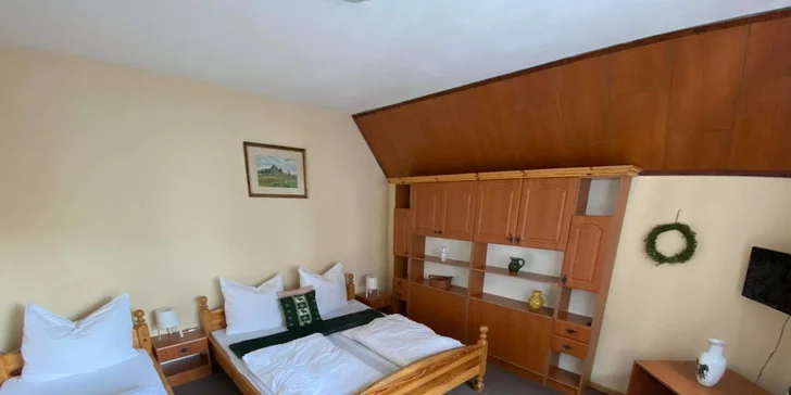 Základnou výbavou každej izby je súkromná kúpeľňa, LCD TV a Wi‑Fi pripojenie.