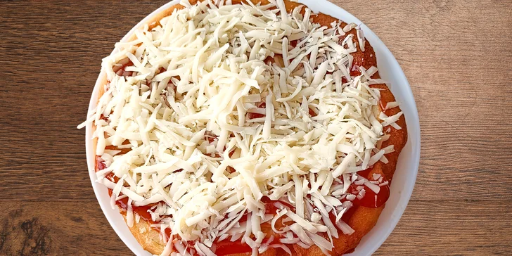 Nijak vás to neláká? Inu, domácí langoš s kečupem, sýrem a česnekem už bude. 