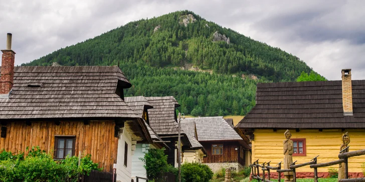 Památková obec Vlkolínec leží také nedaleko.