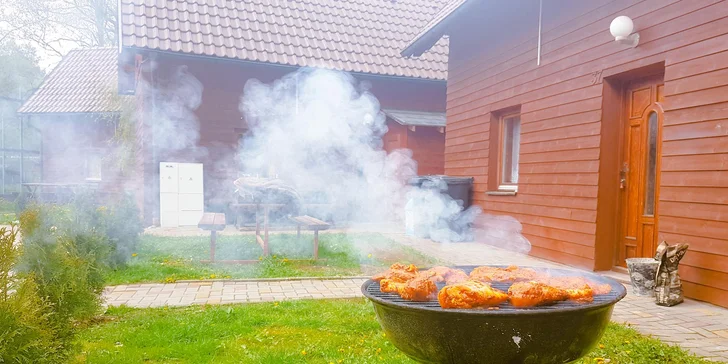 U každé chaty je k dispozici malý gril.