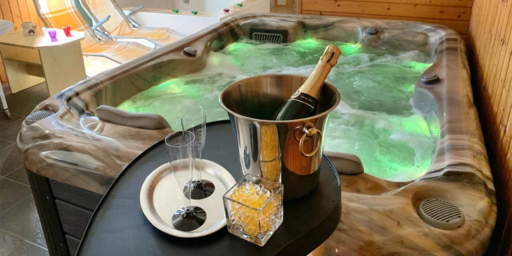 V ceně máte také hodinku v privátní vířivce (sekt je možné dokoupit na místě).