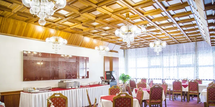 V restauraci si dáte bufetovou snídani.