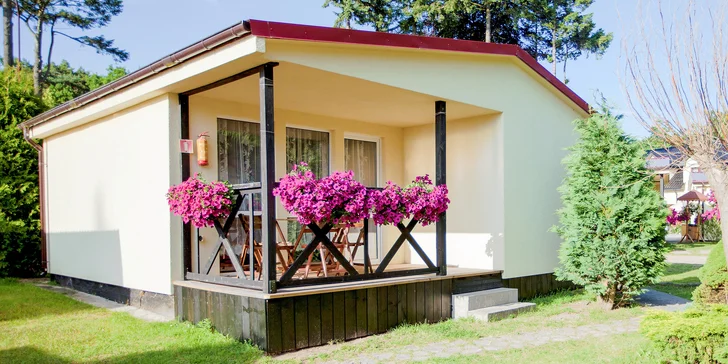 Chatky mají vlastní verandu s posezením.