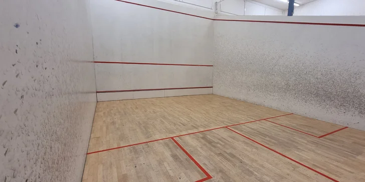 Ve sportcentru jsou k dispozici 2 squashové kurty, co takhle uspořádat rodinný nebo přátelský turnaj? 